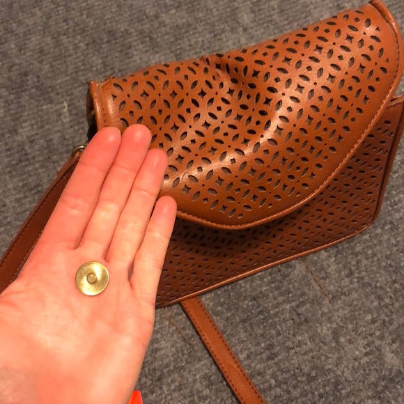 Tiny brown purse needs a new button to be sewn on - Picture 4 of 4